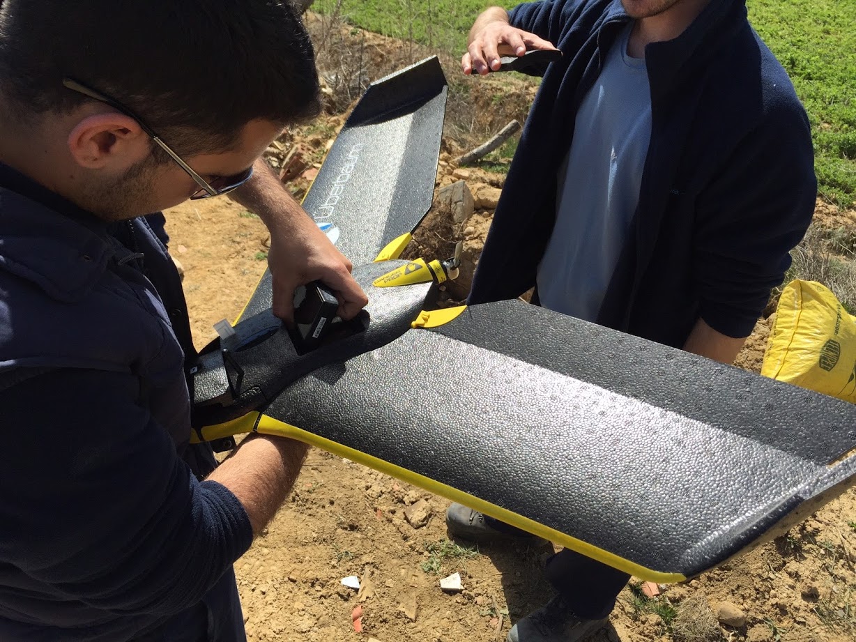 Preparación de dron eBee de Überbaum para vuelo en campo de ensayo en Palencia